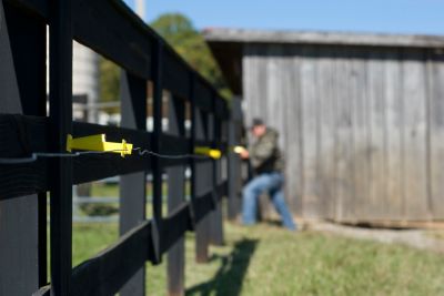 ELECTRIC FENCE: ELECTRIC FENCE KIT TRACTOR SUPPLY