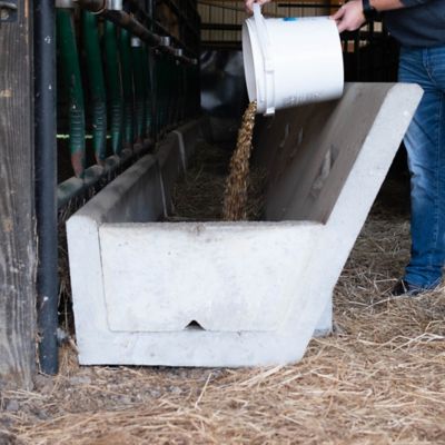 Neat Distributing Feeder End J Livestock Feeder