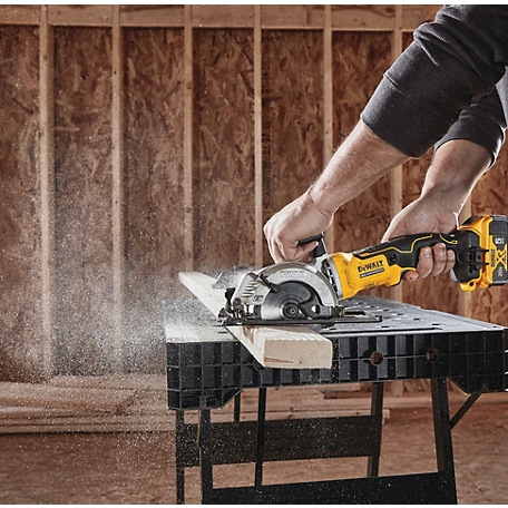 20V MAX* 7-1/4 in. Brushless Cordless Circular Saw with FLEXVOLT Advantage™  (Tool Only)