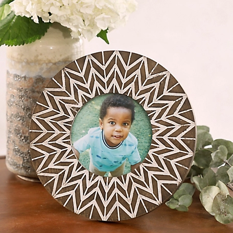 Harper & Willow 9 in. Round Carved Wood Picture Frame with Chevron Pattern, White/Natural