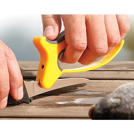 Smith's 50101 Pull-Thru Knife & Scissor Sharpener – Black/Silver –  Pull-Thru Knife Sharpener – Left & Right-Handed Scissor Sharpener – Coarse  & Fine