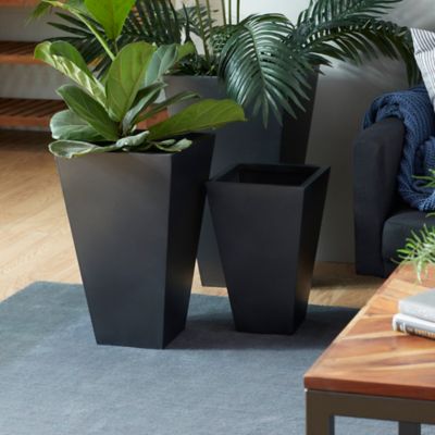 Harper & Willow Black Metal Indoor Outdoor Light Weight Planter with Tapered Base and Polished Exterior Set of 3
