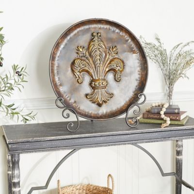Harper & Willow Metal Embossed Detail Fleur De Lis Charger with Stand, 24 in. x 14 in. x 26 in., Brown