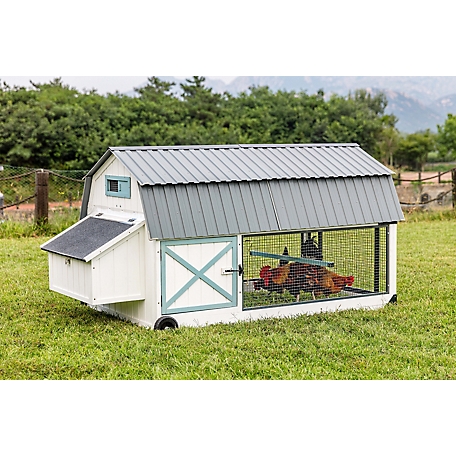 Producer's Pride Farmhouse Tractor Chicken Coop, 4-6 Bird Capacity