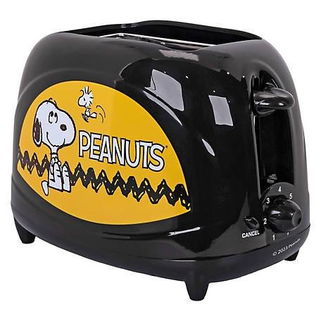 Uncanny Brands Peanuts Snoopy Two-Slice Toaster - Toasts Your Favorite  Beagle On Your Toast