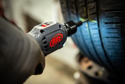 Image showing 7 th Ingersoll Rand 20V Cordless Tire Buffer 1 Battery Kit, 7/16 in. Hex Quick Change, 3000 RPM
