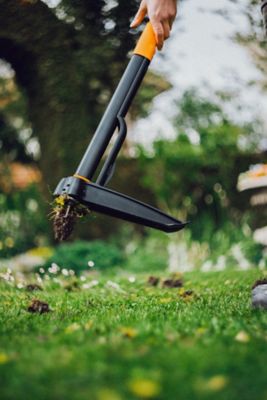 Image showing 7 th Fiskars Deluxe Stand-up Weeder (4-claw)