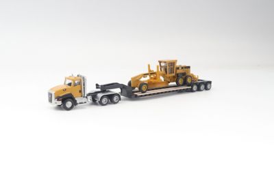 Caterpillar 1:87 Semi Tractor with Trailer
