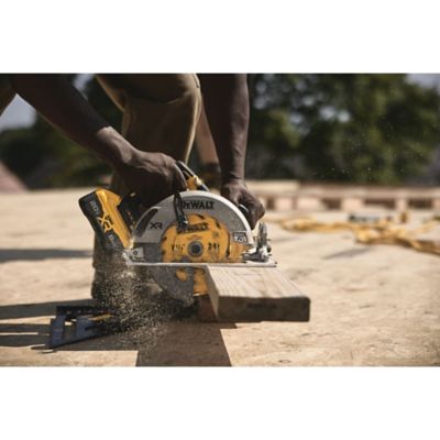Image showing 4 th DEWALT 20V Max XR Brushless 7-1/4 in. Circular Saw